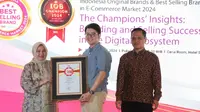 Perwakilan Le Minerale (kedua dari kiri), produk asli milik Indonesia menerima penghargaan Indonesia Indonesia Original Brand (IOB) Award 2024, Bukti Mampu Bersaing Dengan Produk Asing. (Foto: Istimewa)