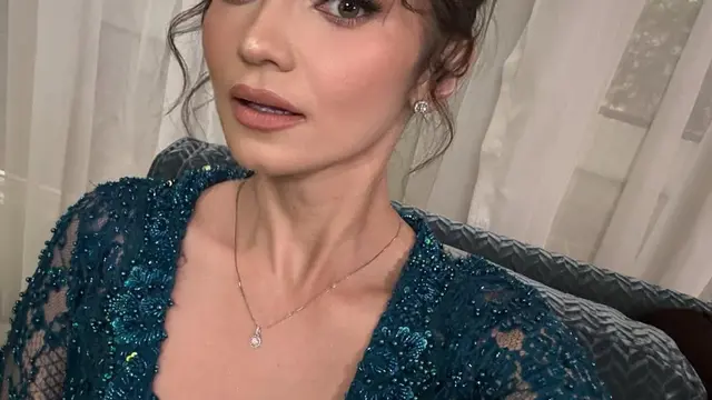 Anggun dan Berkelas, Intip 7 Model Kebaya Modern ala Enzy Storia (credit: instagram/enzystoria)