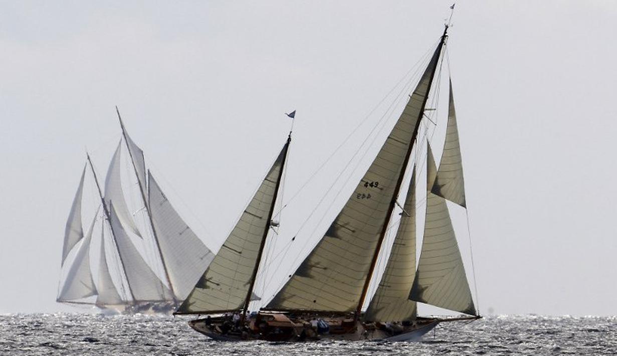 Sebuah yacht beraksi dalam lomba layar "Regates Royales - Panerai Trophy" di perairan Cannes, Prancis, Selasa (22/9/2015). (AFP Photo/Valery Hache)