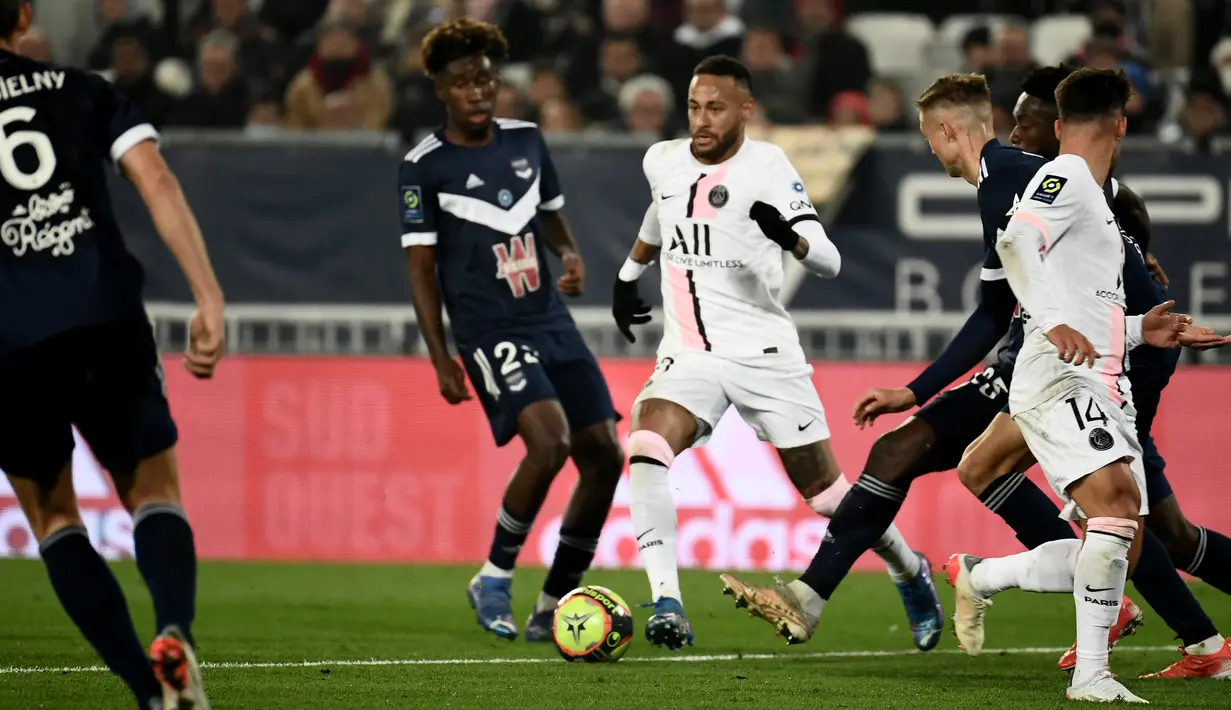 Penyerang Paris Saint-Germain (PSG) Neymar berlari dengan bola untuk mencetak gol ke gawang Bordeaux pada matchday ke-13 Liga Prancis 2021/2022 di Stadion Matmut Atlantique, Minggu (7/11/2021) dini hari WIB. PSG menang tipis 3-2, dengan dua gol disumbangkan Neymar. (Philippe LOPEZ/AFP)