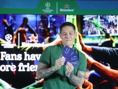 Aktor dan Influencer, Ganindra Bimo mendapatkan tiket nonton langsung final Liga Champions di Budapest, Hungaria dalam acara jumpa media yang bertajuk Fans Have More Friends di Jakarta, Rabu (8/4/2026). (Bola.com/Abdul Aziz)