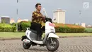 Petugas mencoba motor listrik di halaman Monas, Jakarta, Kamis (13/12). Pemprov DKI Jakarta menerima hibah 50 unit motor listrik Viar Q1 yang dibagi 20 unit di Ragunan, 20 unit di Monas, dan 10 unit di Jatibaru. (Liputan6.com/Helmi Fithriansyah)
