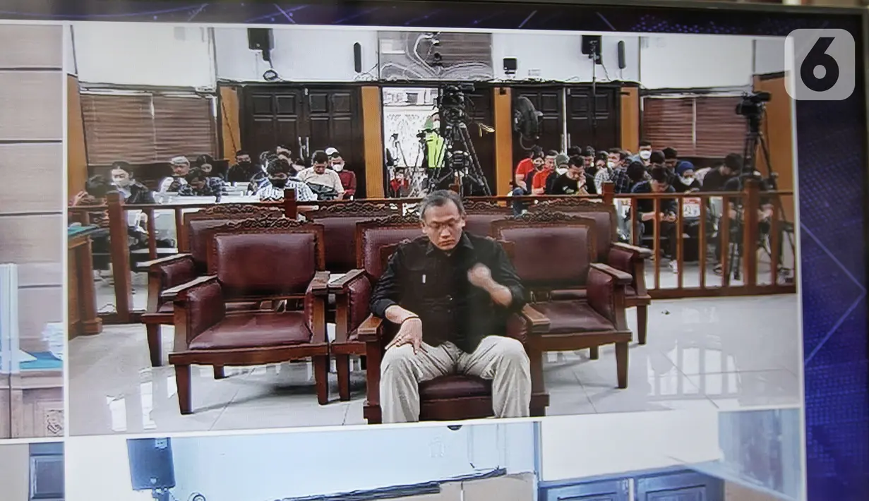 Terdakwa kasus obstruction of justice perkara kematian Nofriansyah Yosua Hutabarat alias Brigadir J, Agus Nurpatria menjalani sidang vonis di Pegadilan Negeri Jakarta Selatan (PN Jaksel), Senin (27/2/2023). Majelis Hakim menyatakan terdakwa Agus Nurpatria terbukti secara sah dan meyakinkan bersalah dengan sengaja melawan hukum merusak barang bukti kasus pembunuhan berencana Brigadir J.  (Liputan6.com/Angga Yuniar)