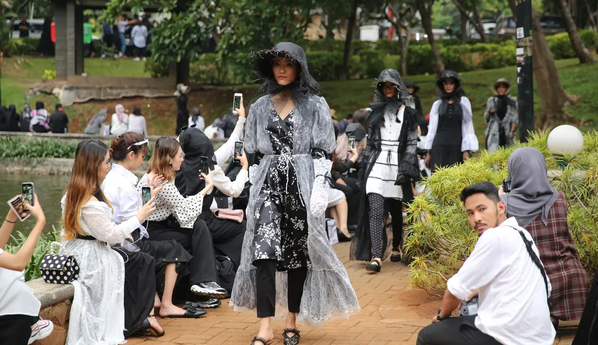 Barli Asmara Rilis Koleksi Monokrom (Adrian Putra/Fimela.com)