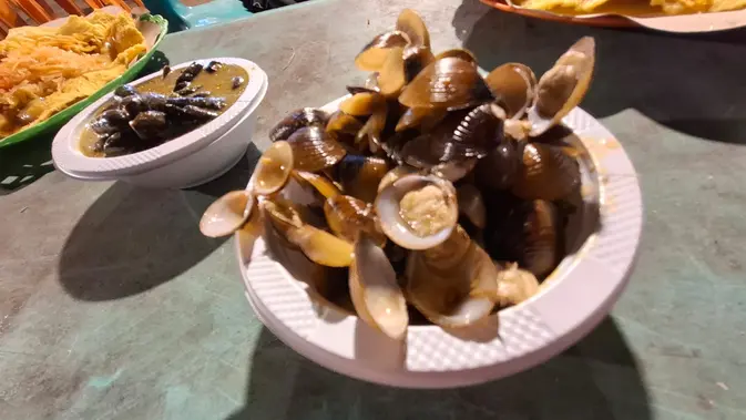 <p>Pensi dan langkitan adalah kerang yang hidup di aliran sungai dan danau di Sumbar tersebut mempunyai daging berukuran kecil (Liputan6.com / Nefri Inge)</p>