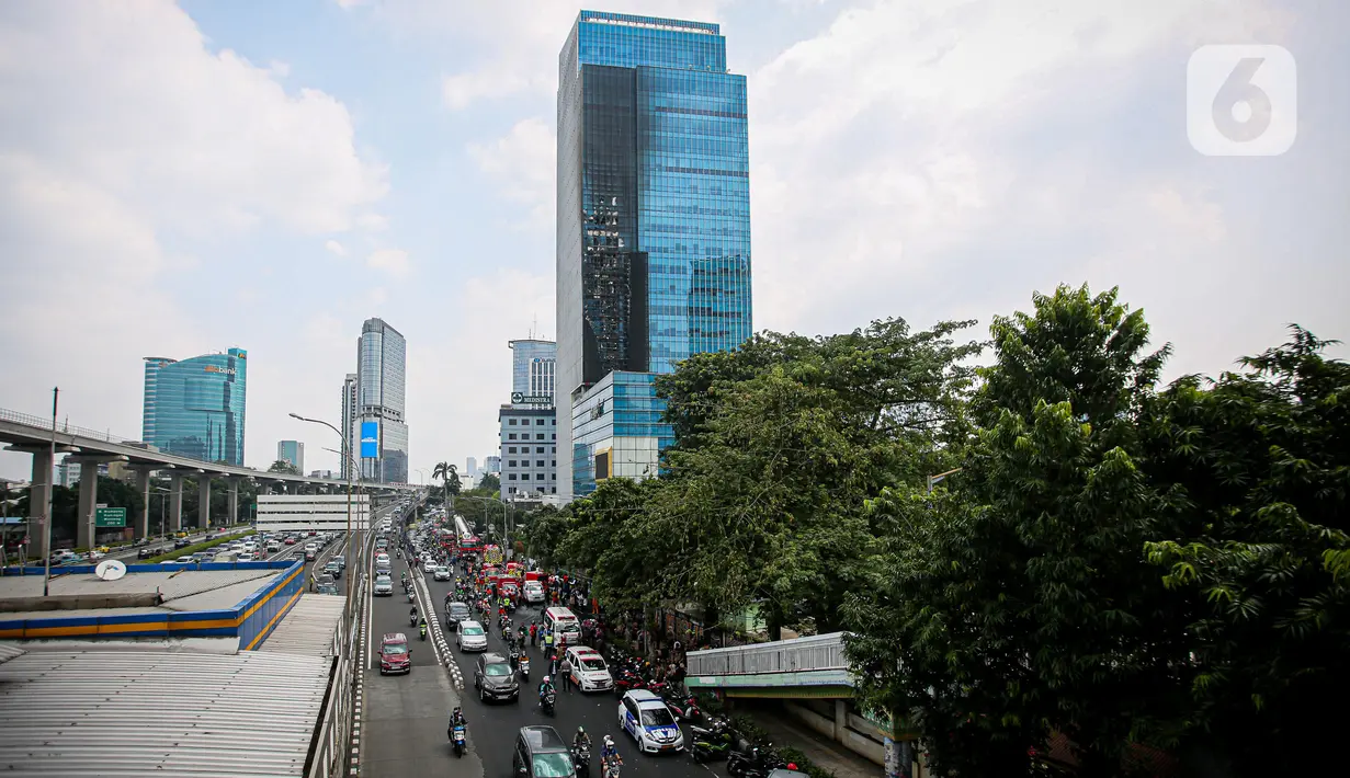 Kebakaran bermula dari lantai 7 dan merambat hingga ke lantai 15. (Liputan6.com/Faizal Fanani)