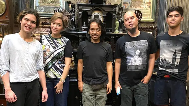 Momen pertemuan Maia Estianty dan Ahmad Dhani usai bercerai.