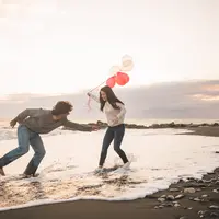 Ilustrasi pasangan yang sedang jatuh cinta | copyright freepik.com