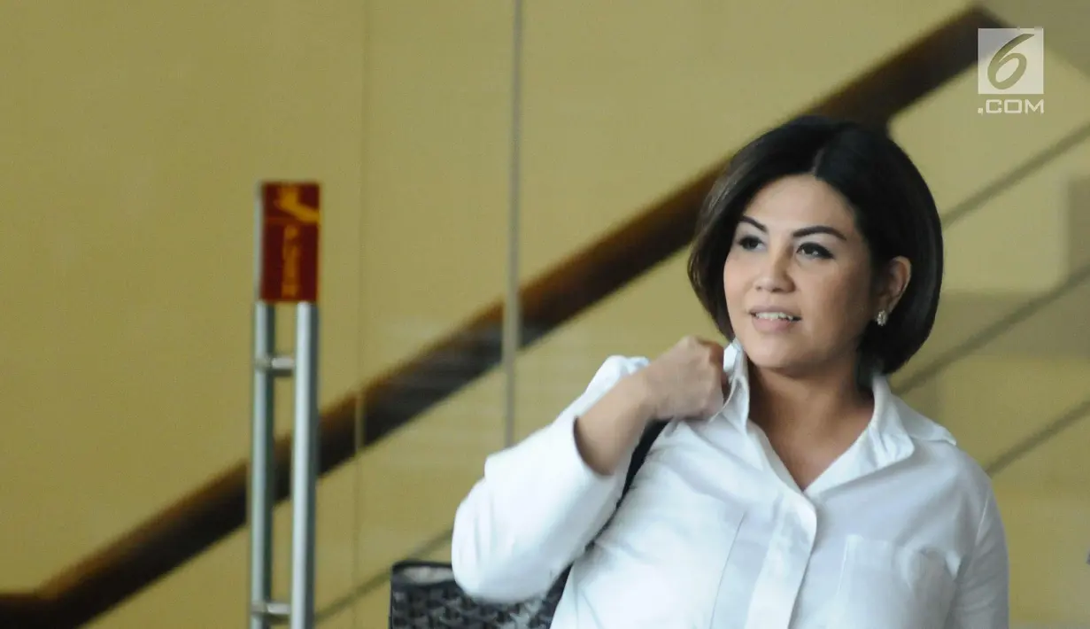 Ketua Umum INSA, Carmelita Hartoto usai diperiksa di Gedung KPK, Jakarta, Selasa (7/11). Carmelita Hartoto diperiksa sebagai saksi untuk tersangka Dirjen Perhubungan Laut nonaktif Antonius Tonny Budiono. (Liputan6.com/Helmi Fithriansyah)