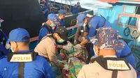 Proses evakuasi korban selamat dan meninggal dunia dari Kapal LCT Bora V, Selasa (23/1/2024), yang hilang kontak di perairan Kabupaten Sitaro, Sulut.