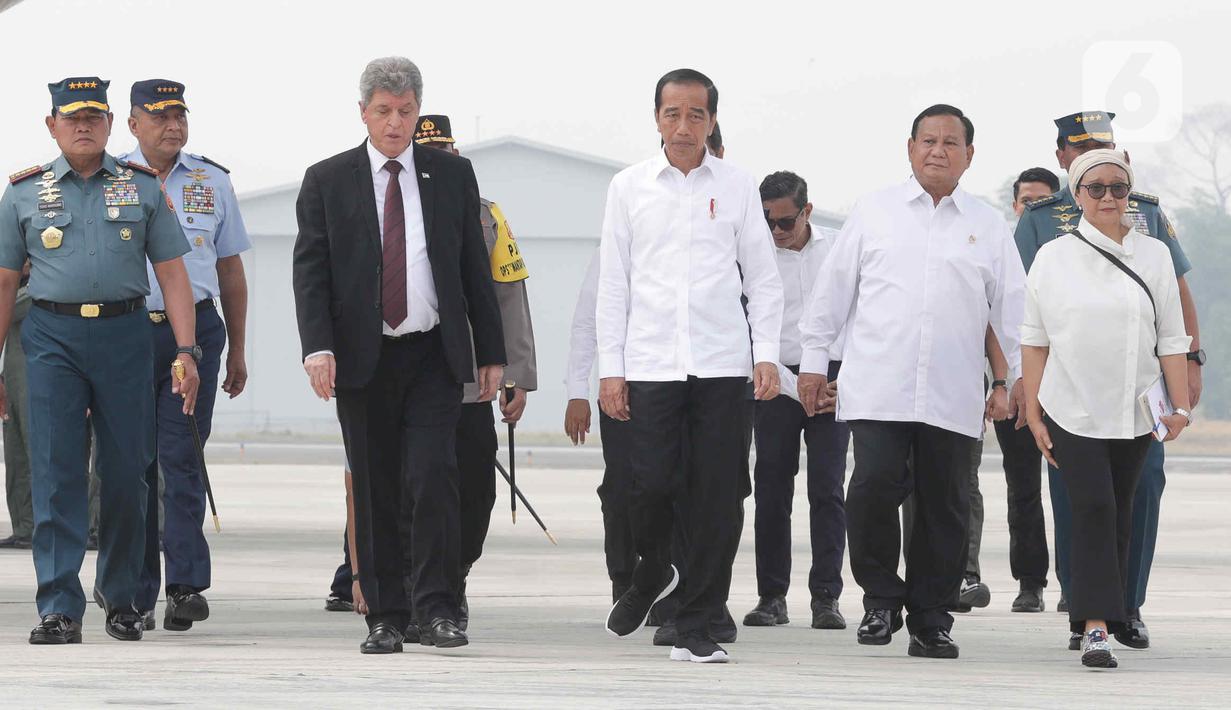 Jokowi sempat berbincang-bincang terlebih dahulu dengan Dubes Palestina untuk Indonesia Zuhair Al Shun, lalu mengecek sejumlah bantuan yang akan dikirim ke Palestina. (Liputan6.com/Herman Zakharia)