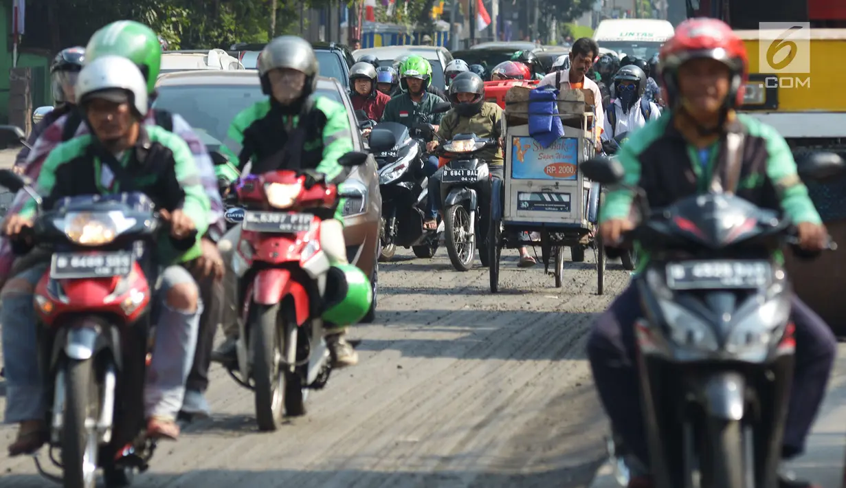 Pengendara padat merayap melewati jalan Cikini Raya,Jakarta, Kamis(1/8/2019). Kemacetan jalan tersebut karena adanya proyek pelebaran trotoar yang direvitalisasi serta penggantian aspal jalan dan volume kendaraan yang cukup tinggi. (merdeka.com/Imam Buhori)