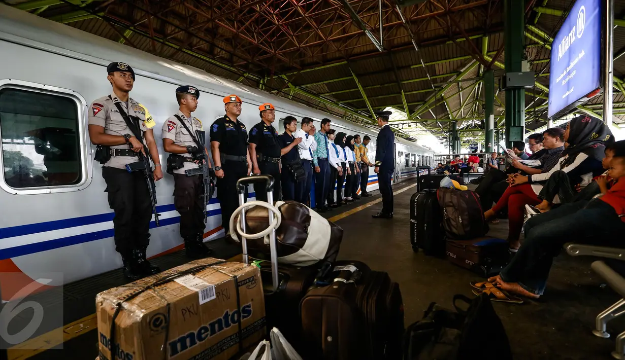 Petugas melakukan apel sebelum keberangkatan kereta api di Stasiun Gambir, Jakarta, Selasa (28/6). Memasuki H-8 Idul Fitri, sejumlah penumpang mengaku sengaja mudik Lebaran lebih awal guna memanfaatkan libur panjang sekolah. (Liputan6.com/Faizal Fanani)