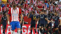 Pemain Real Madrid merayakan gol yang dicetak Joselu ke gawang Girona dalam laga jornda delapan La Liga Spanyol di Estadi Municipal de Montilivi, Sabtu (30/9/2023). Real Madrid menang 3-0 dalam laga ini. (AP Photo/Joan Monfort)