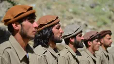 Personel baru pasukan keamanan Afghanistan saat mengambil bagian dalam pelatihan militer di daerah Bandejoy, Distrik Dara, Provinsi Panjshir, Afghanistan (21/8/2021). Setelah pengambilalihan Afghanistan oleh Taliban, warga ramai mendaftarkan diri jadi anggota tentara militer. (AFP/Ahmad Sahel Arman)