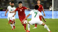 Timnas Vietnam saat menghadapi Irak di matchday pertama Grup D Piala Asia 2019 di Zayed Sports City Stadium, Abu Dhabi, Selasa (8/1/2019). (AFP/Khaled Desouki)