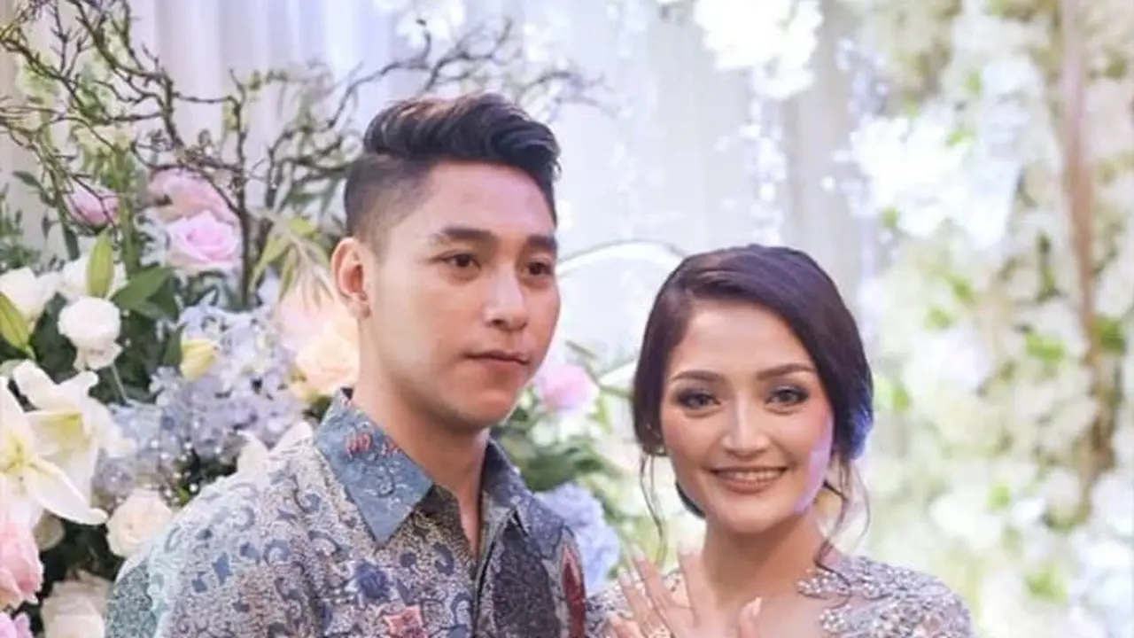 Siti Badriah lamaran dengan Krisjiana Baharudin. (Instagram @yanti_gesrek)