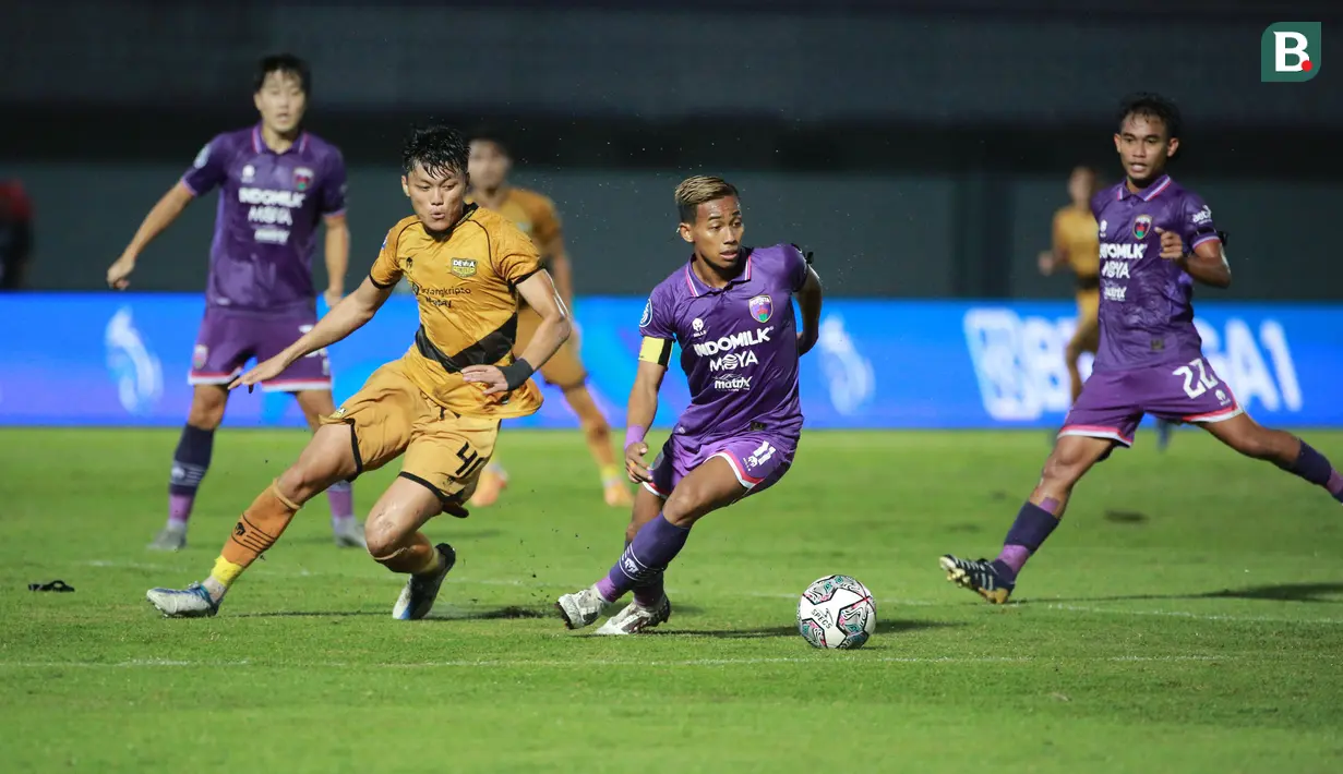 Duel sengit Persita Tangerang melawan Dewa United, Minggu (7/8/2022). (Bola.com/Muhammad Iqbal Ichsan)