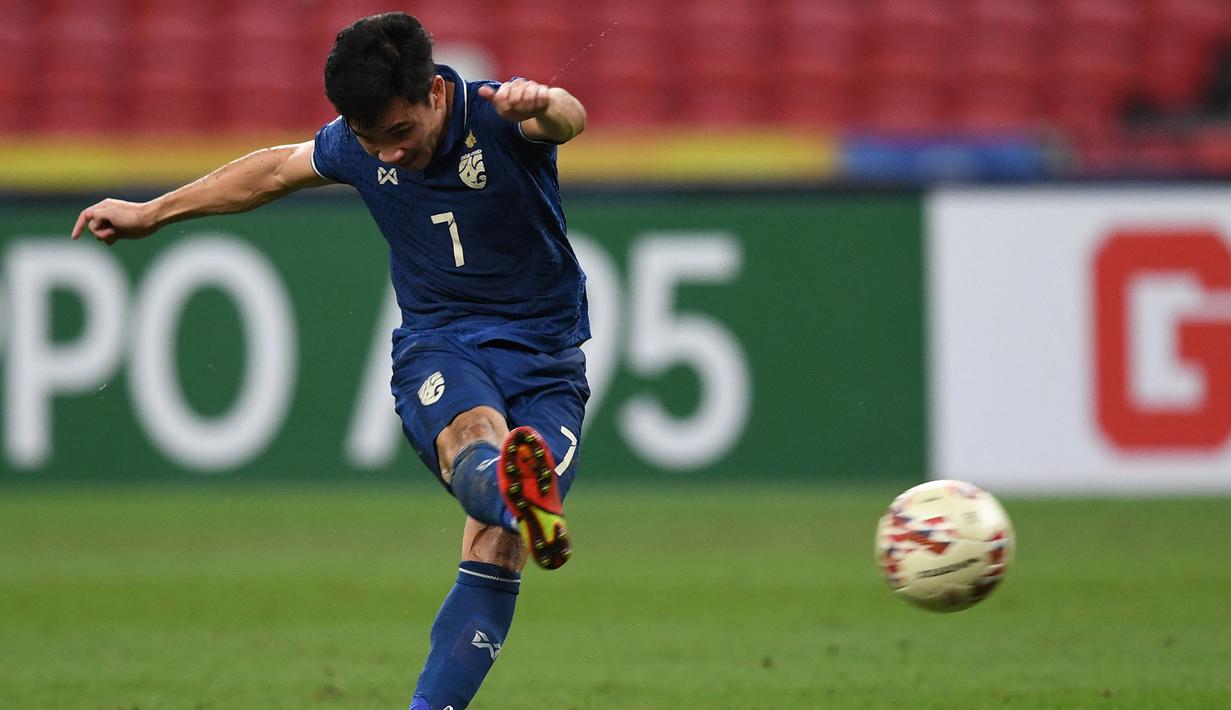 Timnas Indonesia justru kebobolan gol kembali empat menit berselang sehingga tertinggal 0-3. Supachok Sarachart mencatatkan namanya di papan skor lewat sepakan indah dari luar kotak penalti. (AFP/Roslan Rahman)
