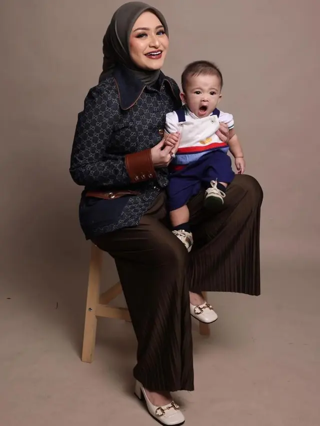 6 Gaya Pemotretan Nathalie Holscher Bareng Baby Adzam, Kompak Pakai Busana Mewah