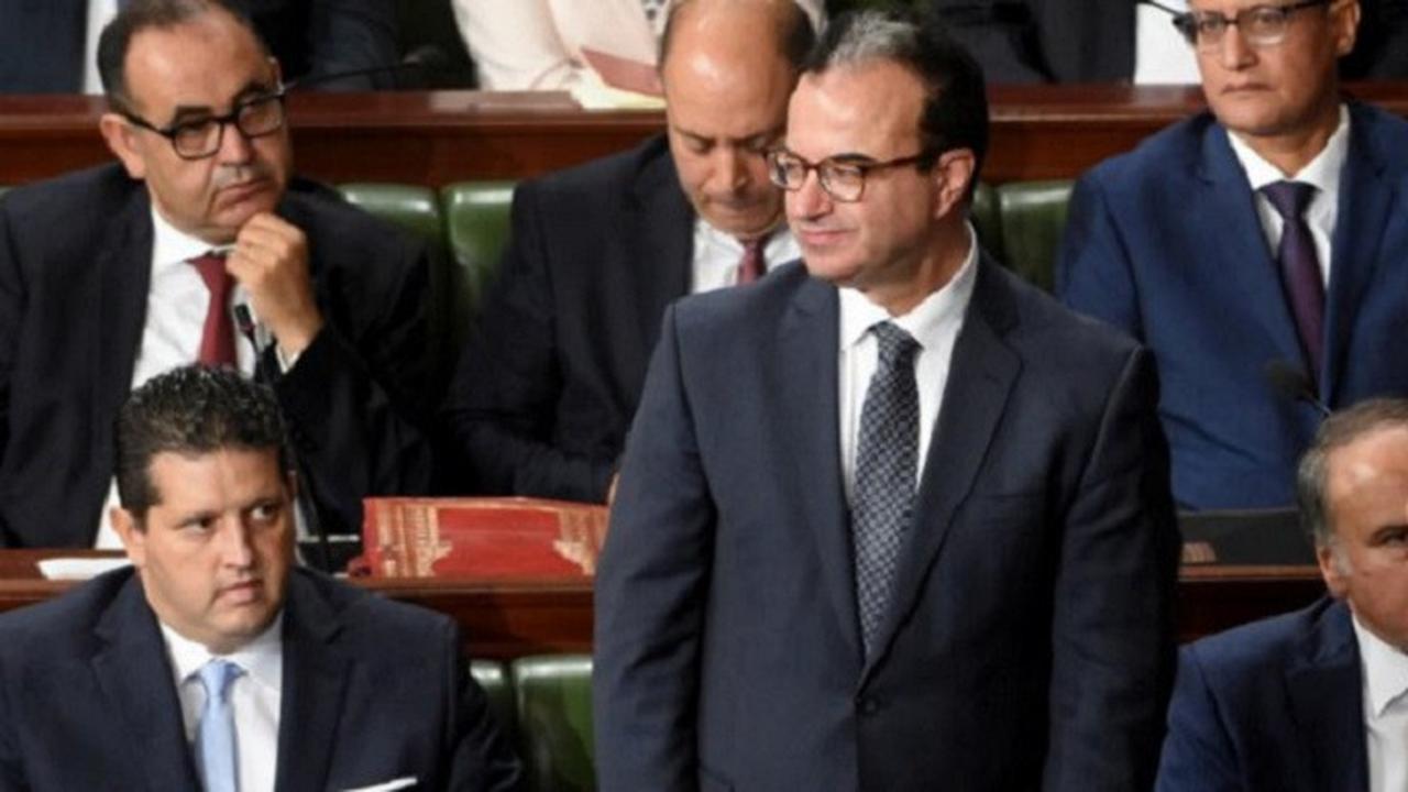 Mendiang Menteri Kesehatan Tunisia Slim Chaker (yang berdiri) (FETHI BELAID/AFP)