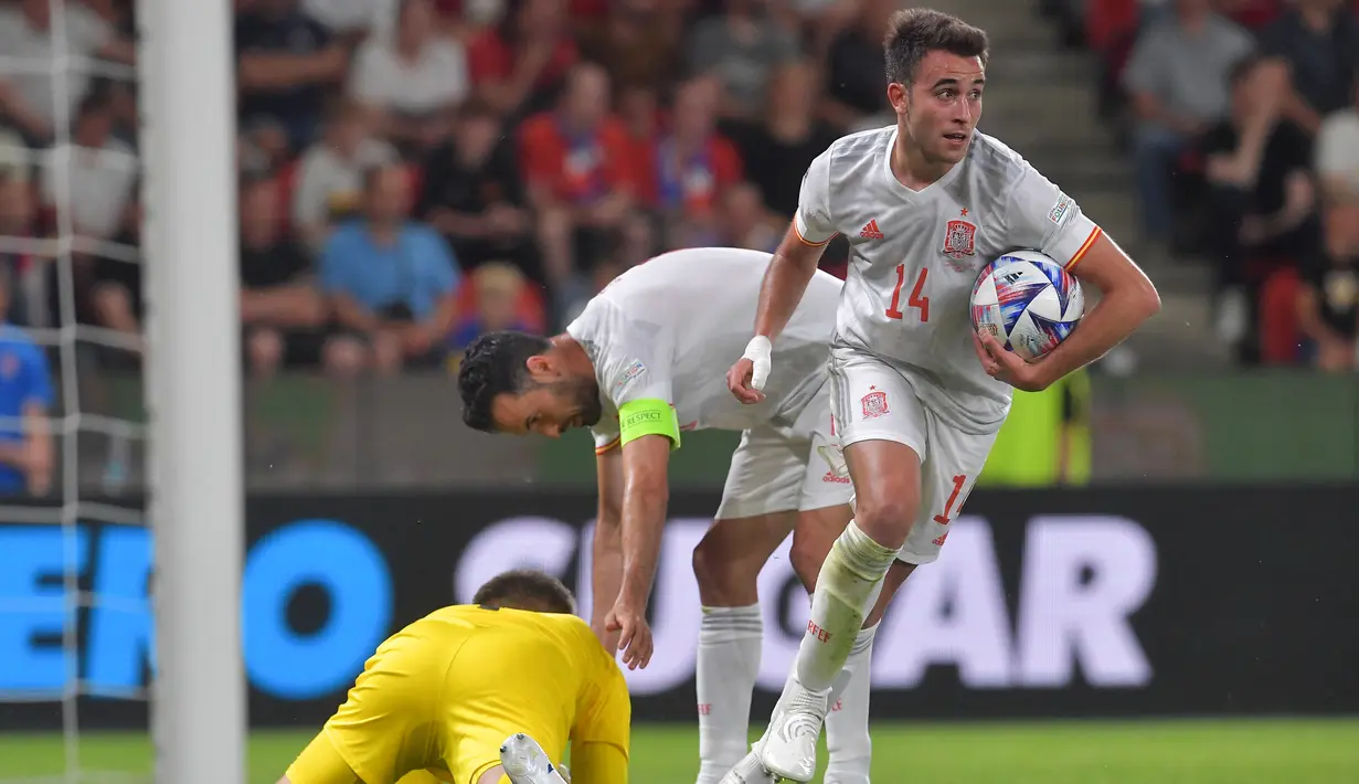 <p>Bek Spanyol, Eric Garcia (kanan) bereaksi setelah bek Spanyol Inigo Martinez Berridi (tengah) mencetak gol ke gawang Republik Ceko pada pertandingan kedua Grup A2 UEFA Nations League di Stadion Eden Arena, Praha, Senin (6/6/2022). Spanyol bermain imbang atas Ceko 2-2. (AFP/Michal Cizek)</p>