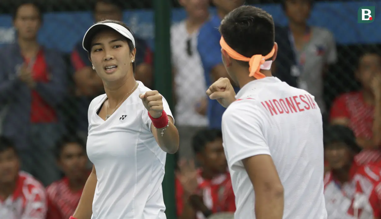 Ganda campuran, Christopher Rungkat / Aldila Sutjiadi, merayakan kemenangan atas wakil Thailand pada laga final SEA Games 2019 di Rizal Memorial Sports Complex, Sabtu (7/12). Indonesia menang dengan skor 4-6, 6-4 dan 10-8. (Bola.com/M Iqbal Ichsan)