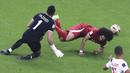 Pemain Qatar, Akram Afif terjatuh saat berebut bola dengan kiper Yordania, Yazeed Abulaila, pada laga final Piala Asia 2023 di Stadion Lusail, Sabtu (10/2/2024). Akram Afif memborong tiga gol kemenangan Qatar, seluruhnya diciptakan lewat eksekusi penalti. (AP Photo/Hussein Sayed)