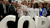 Presiden Perancis Francois Hollande (kedua kiri) berpose dengan para peserta Konferensi Perubahan Iklim Dunia 2015 ( COP21 ) di Le Bourget, Perancis, Selasa (1/12). (REUTERS/Philippe Wojazer)