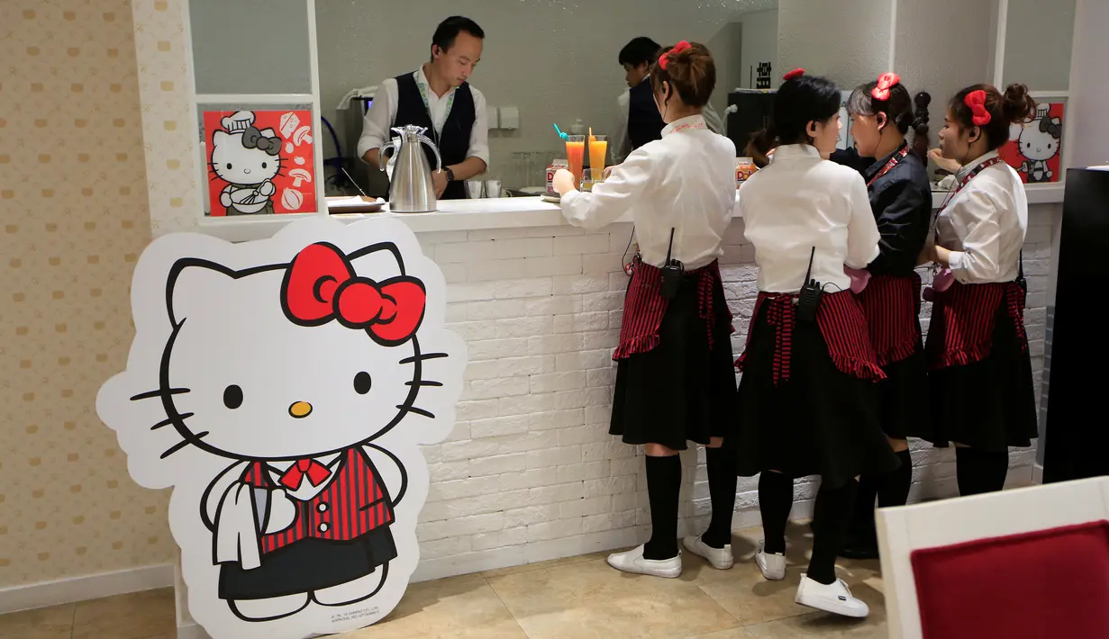 Karyawan saat menyiapkan makanan untuk pengunjung yang datang ke restoran bertema Hello Kitty, di Shanghai, Cina, April 9, 2016. Restoran ini merupakan restoran pertama yang resmi memakai Hello Kitty sebagai temanya.( REUTERS Ealy Son)