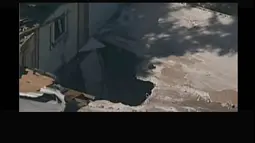 Sinkhole di Negara Bagian Florida, Amerika Serikat ini terjadi pada 28 February 2013. Lubang tersebut merenggut nyawa seorang pria bernama Jeff Bush yang hingga kini belum  ditemukan. (Istimewa)