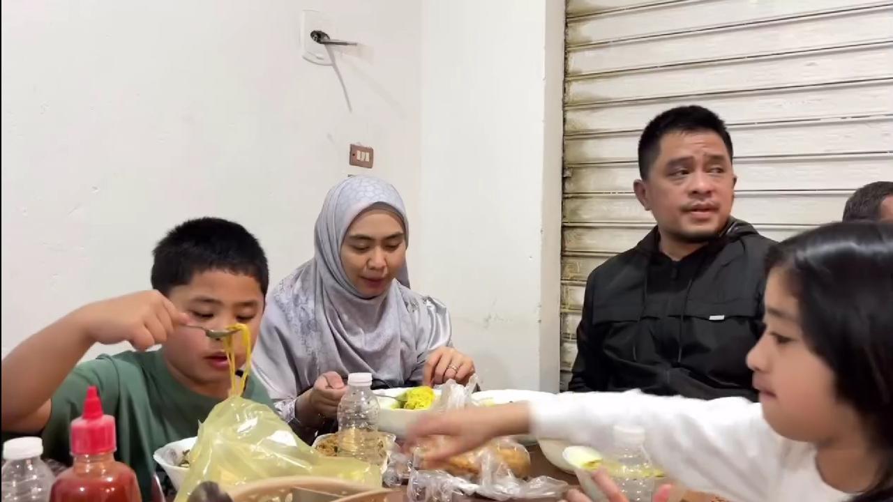 4 Potret Oki Setiana Dewi Asyik Berburu Takjil di Mesir Bareng Anak-Anaknya, Bantu Kurangi Kangen dengan Makanan Indonesia