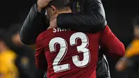 Manajer Liverpool Jurgen Klopp memeluk gelandang Liverpool, Xherdan Shaqiri pada laga putaran ketiga Piala FA melawan Wolverhampton Wanderers di Molineux Stadium, Senin (7/1). Liverpool tersingkir dari Piala FA setelah takluk 1-2. (Paul ELLIS/AFP)