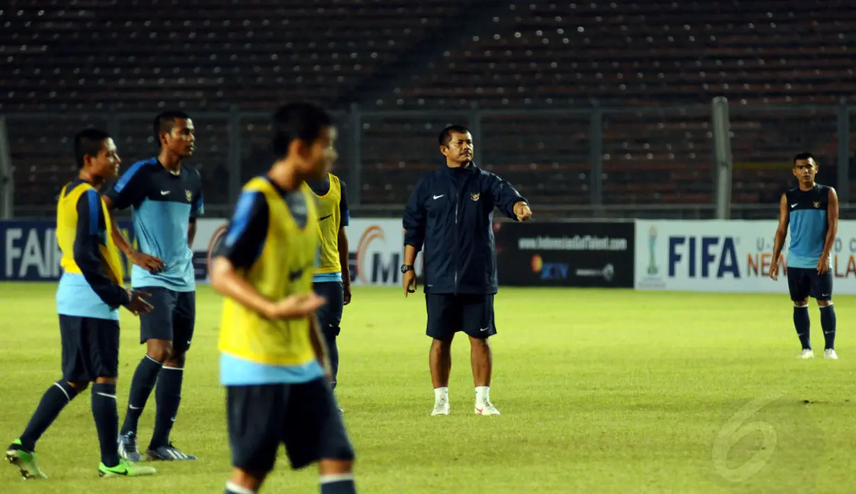 Matangkan strategi menjadi fokus utama sesi latihan Timnas Indonesia U-19 jelang menghadapi Myanmar U-19 di Stadion GBK Jakarta, (6/5/2014). (Liputan6.com/Helmi Fithriansyah)