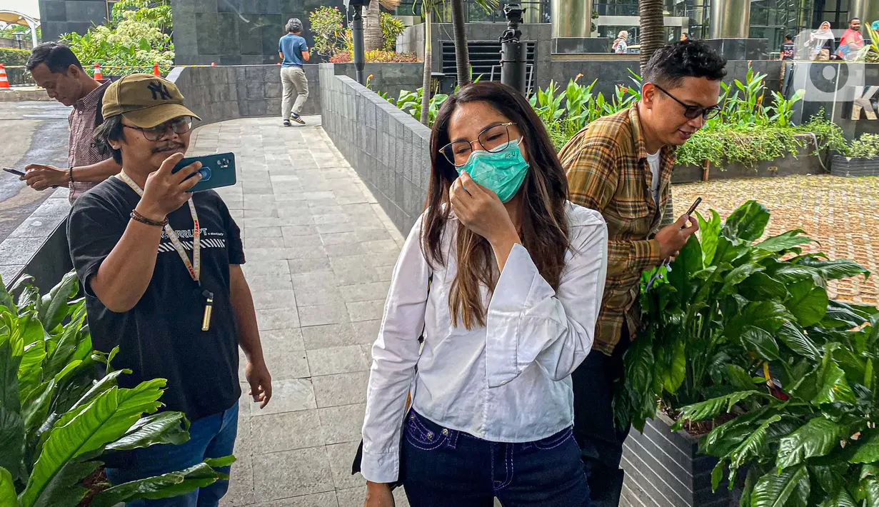 Sebelumnya, Windy Idol dan selebgram Riris Riska Diana diduga mengetahui penggunaan uang suap oleh Hasbi Hasan. Riris Riska diketahui merupakan istri dari Komisaris Wika Beton Dadan Tri Yudianto, tersangka dalam perkara ini. (Liputan6.com/Faizal Fanani)