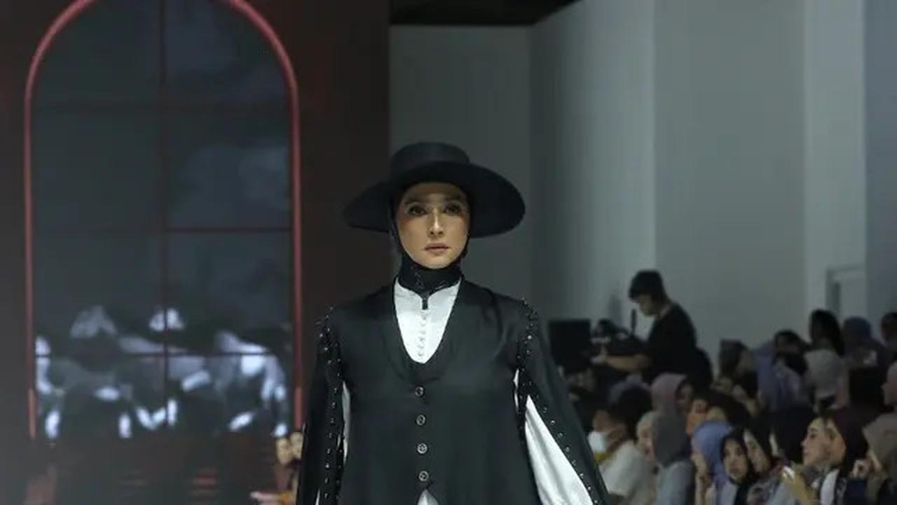 6 Pesona Titi Kamal dan Nabila Syakieb Pakai Berhijab dalam Koleksi Terbaru Zaskia Sungkar di JFW 2025
