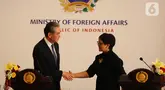 Menteri Luar Negeri Retno Marsudi (kanan) berjabat tangan dengan Menteri Luar Negeri China Wang Yi (kiri) usai melakukan pertemuan bilateral di Kantor Kementerian Luar Negeri, Jakarta, Kamis (18/4/2024). (merdeka.com/Imam Buhori)