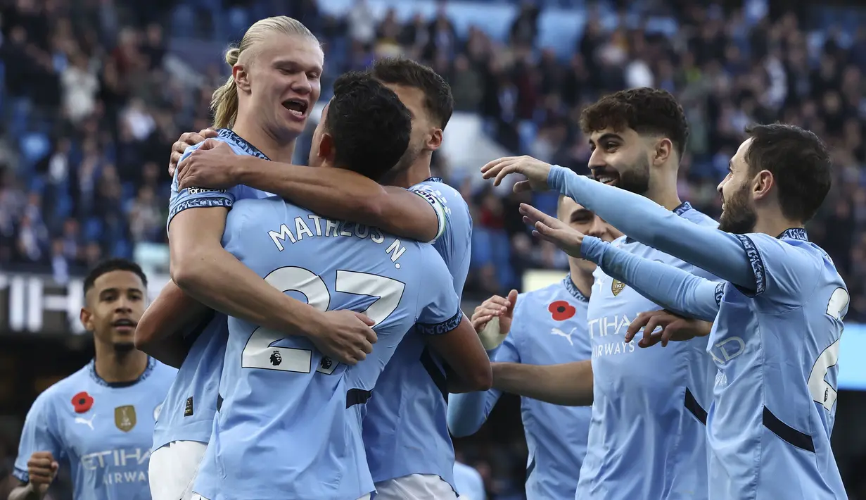 Pemain Manchester City, Erling Haaland melakukan selebrasi bersama rekan-rekannya setelah mencetak gol ke gawang Southampton pada laga lanjutan Liga Inggris 2024/2025 yang berlangsung di Etihad Stadium, Manchester, Inggris, Sabtu (26/10/2024). (AP Photo/Darren Staples)