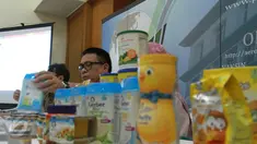 Sejumlah produk illegal diperlihatkan Badan POM saat konferensi pers di Jakarta, Kamis (18/6/2015). Badan POM berhasil menggerebek sebuah gudang  pangan olahan impor ilegal senilai Rp500 Juta di kawasan Pantai Kapuk. (Liputan6.com/Herman Zakharia)