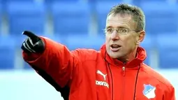 Ralf Rangnick, head coach of German first division Bundesliga club TSG 1899 Hoffenheim, gives instructions to his players during a training session on January 22, 2009. AFP PHOTO/THOMAS LOHNES