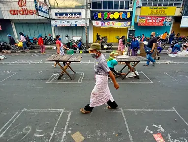 Suasana Pasar Pagi di Jalan Jenderal Sudirman, Salatiga, Jawa Tengah, Rabu (29/04). Pasar Pagi Salatiga menerapkan physical distancing atau jaga jarak aman untuk mencegah penularan virus corona COVID-19. (Liputan6.com/Gholib)