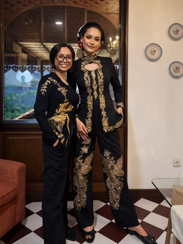 Simbolik Kebangkitan dan Kekuatan Ibu di Kebaya Erika Carlina Saat Tedak Sinten Andrew Neil