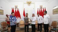 Managing Director Sinar Mas, Saleh Husin (tengah) sekaligus Ketua Umum Yayasan Muslim Sinar Mas bersama ​Ketua Umum Eka Tjipta Foundation, Hong Tjhin (kiri) menyerahkan Alquran di Balai Kota DKI Jakarta disaksikan oleh Penjabat Gubernur DKI Jakarta, Heru Budi Hartono (kanan). (Dok Sinar Mas)