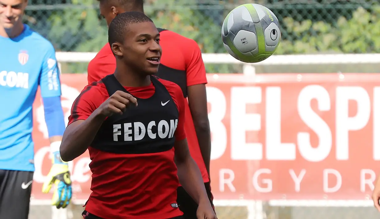 Kylian Mbappe akan menambah daya gedor PSG bersama Neymar dan Cavani.  (AFP/Valery Hache)