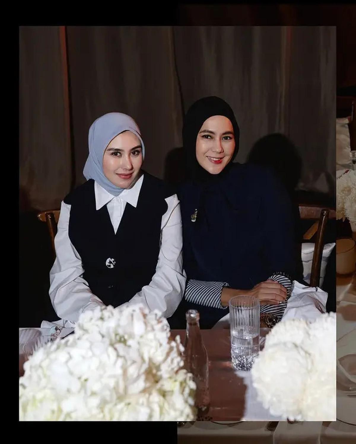 Paula Verhoeven Tampil Anggun dengan Hijab dan Gaun Navy di Acara Kecantikan Eksklusif