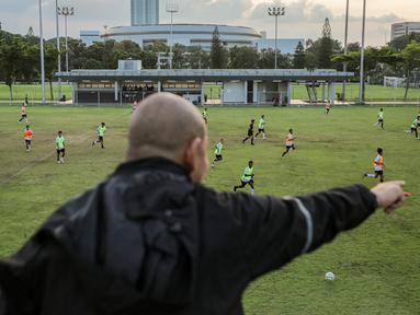 Pelatih Timnas Indonesia U-16, Nova Arianto memimpin langsung latihan perdana Timnas Indonesia U-16 yang berlangsung di Lapangan B, Kompleks Stadion Utama Gelora Bung Karno (SUGBK), Senayan, Jakarta, Senin (19/02/2024). (Bola.com/Bagaskara Lazuardi)