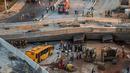 Sebuah jembatan layang yang belum selesai runtuh dan menimpa beberapa kendaraan yang melintas, Belo Horizonte, Brasil, (3/7/2014). (AFP PHOTO/Pedro Duarte)