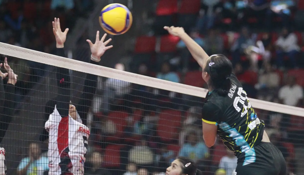 <p>Pemain Jakarta Electric PLN, Nurlaili Kusumah (kanan) melepaskan spike yang berusaha diblok pemain Jakarta Pertamina Enduro, Tasya Nur Rochmani pada laga putaran kedua final four PLN Mobile Proliga 2024 di GOR Jatidiri Semarang, Sabtu (13/7/2024). Jakarta Electric PLN menang 3-0 (25-14, 29-27, 25-21). (Dok. PBVSI)</p>