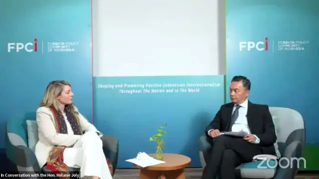 Menteri Luar Negeri (Menlu) Kanada Melanie Joly (kiri) menyampaikan strategi pertama Kanada di kawasan Indo-Pasifik dalam diskusi FPCI bersama Dino Patti Djalal (kanan) , Senin (11/4/2022).