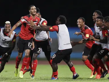 Pemain Trinidad Tobago merayakan gol yang dicetak oleh Alvin Jones ke gawang Amerika Serikat pada laga kualifikasi Piala Dunia di Stadion Ato Boldon, Selasa (10/10/2017). Trinidad dan Tobago menang 2-1 atas  Amerika Serikat. (AP/Rebecca Blackwell)